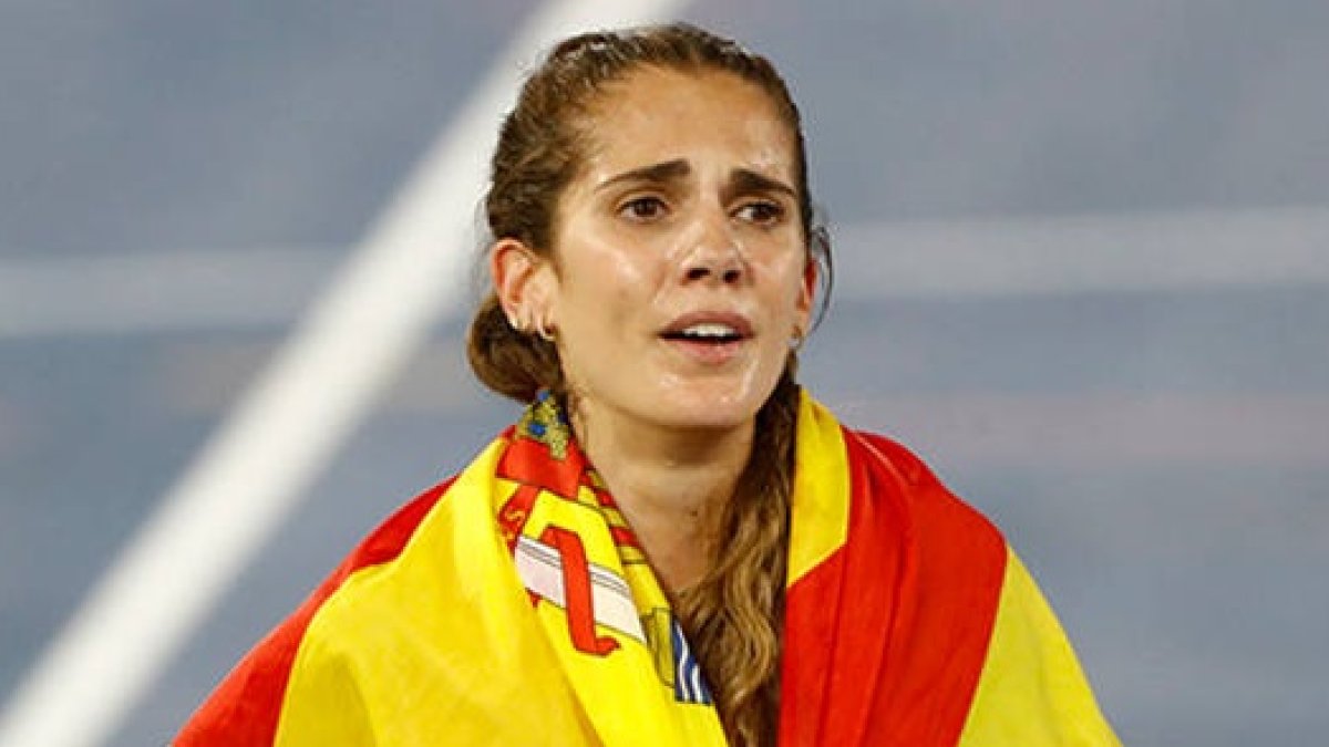 Marta García con la bandera de España tras lograr el bronce en el Europeo de Roma.