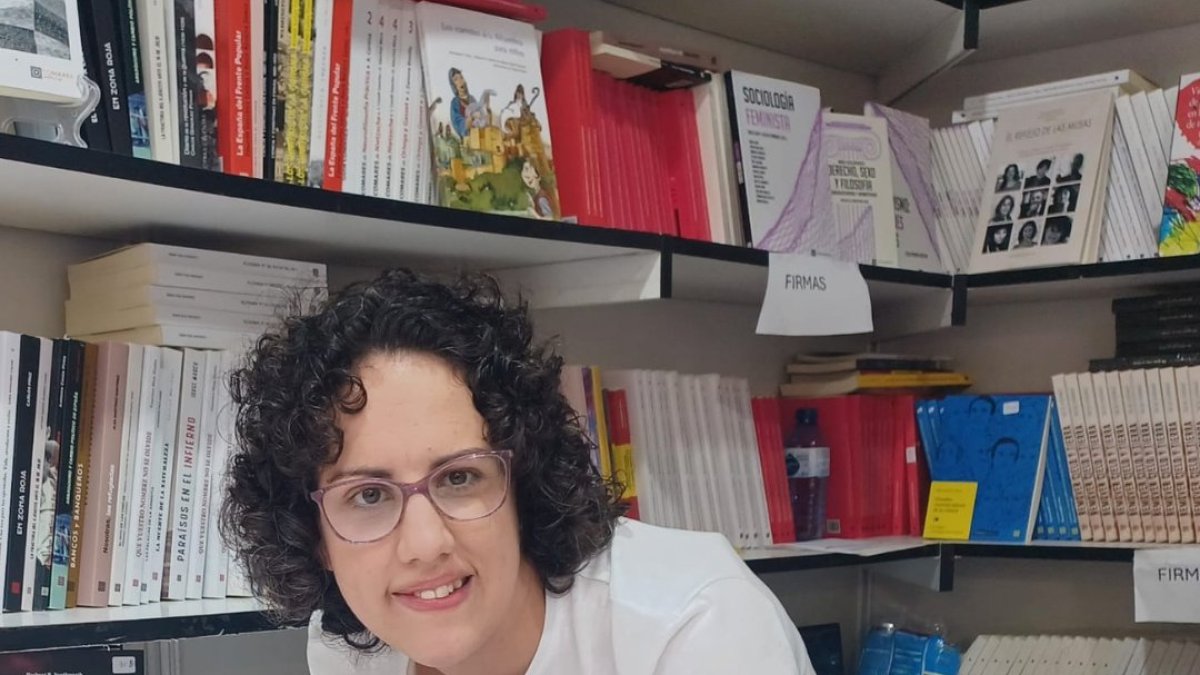 Ana Pollán en la feria del libro de Madrid con su libro 'Misoginia neoliberal'