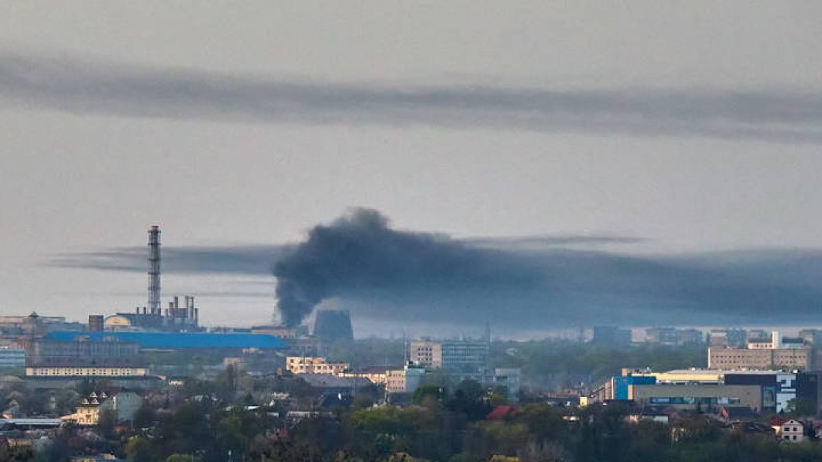 Una nube de humo se eleva tras un ataque ruso en Járkov.