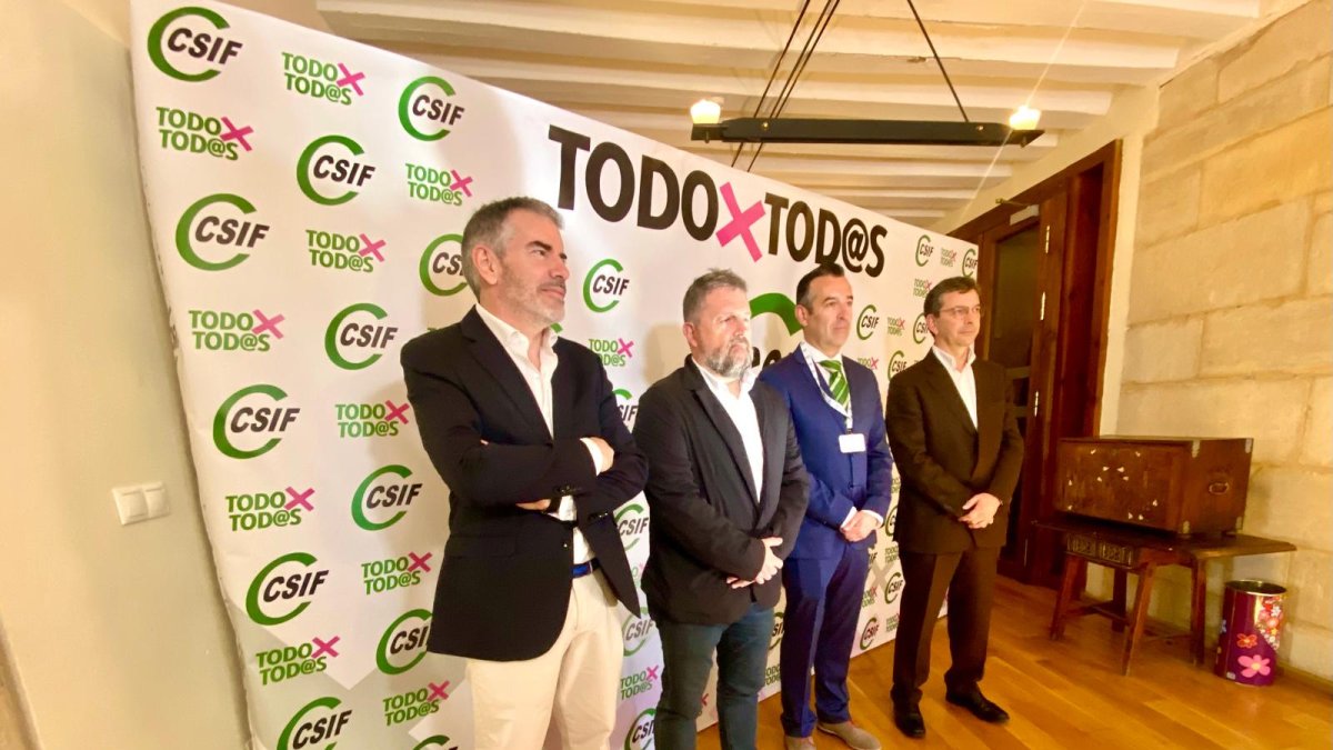 Representantes sindicales de CSIF antes del inicio del congreso celebrado esta mañana en León.