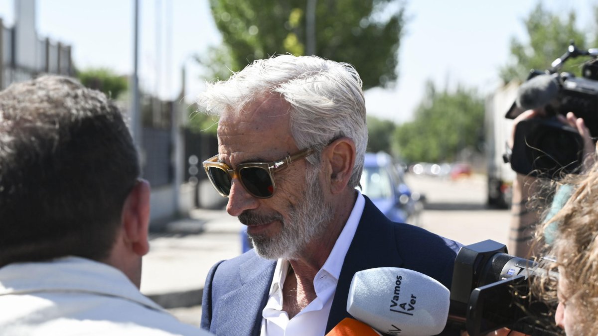 El actor Imanol Arias a su salida de la Audiencia Nacional en San Fernando de Henares (Madrid), este martes. Imanol Arias, protagonista de la serie de televisión 'Cuéntame como pasó', declara en el juicio que se sigue contra él, contra su compañera de reparto Ana Duato y contra 26 acusados más por fraude fiscal, y en el que el actor ya ha alcanzado un acuerdo de conformidad con la Fiscalía. EFE/ Fernando Villar