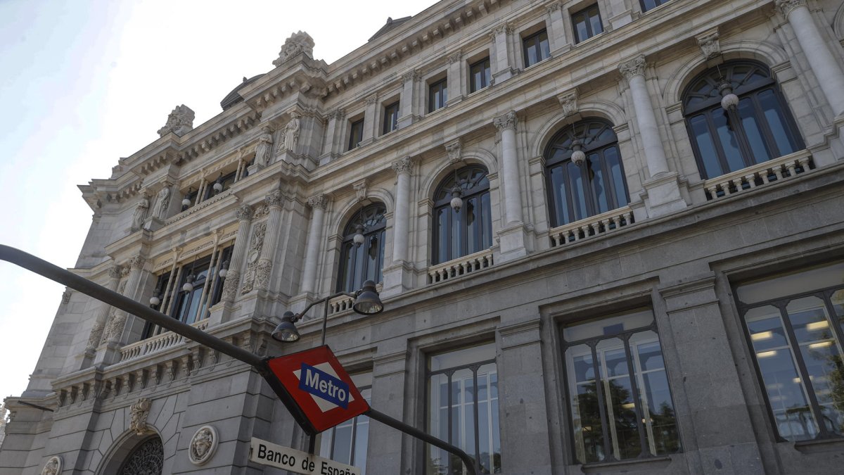 Imagen de archivo de la fachada del Banco de España y la estación de metro. EFE/Emilio Naranjo