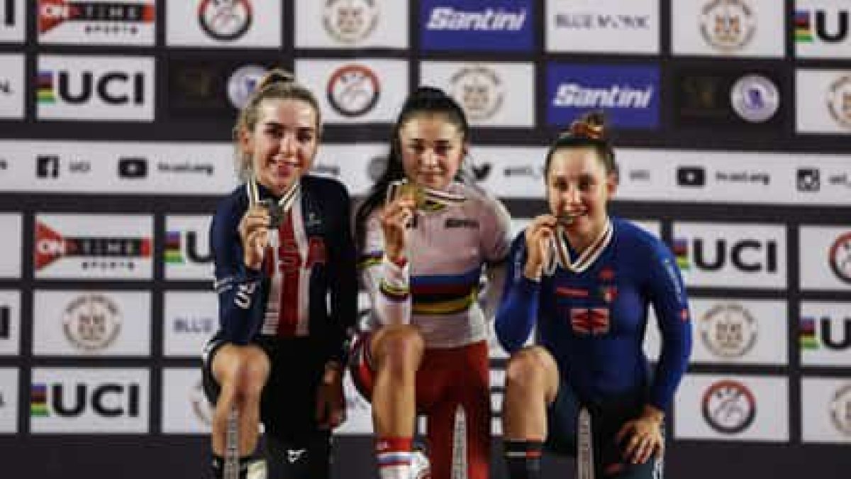 La ciclista rusa Inna Abaudillina, en el centro, muestra su medalla de oro en el Mundial en pista en 2021.