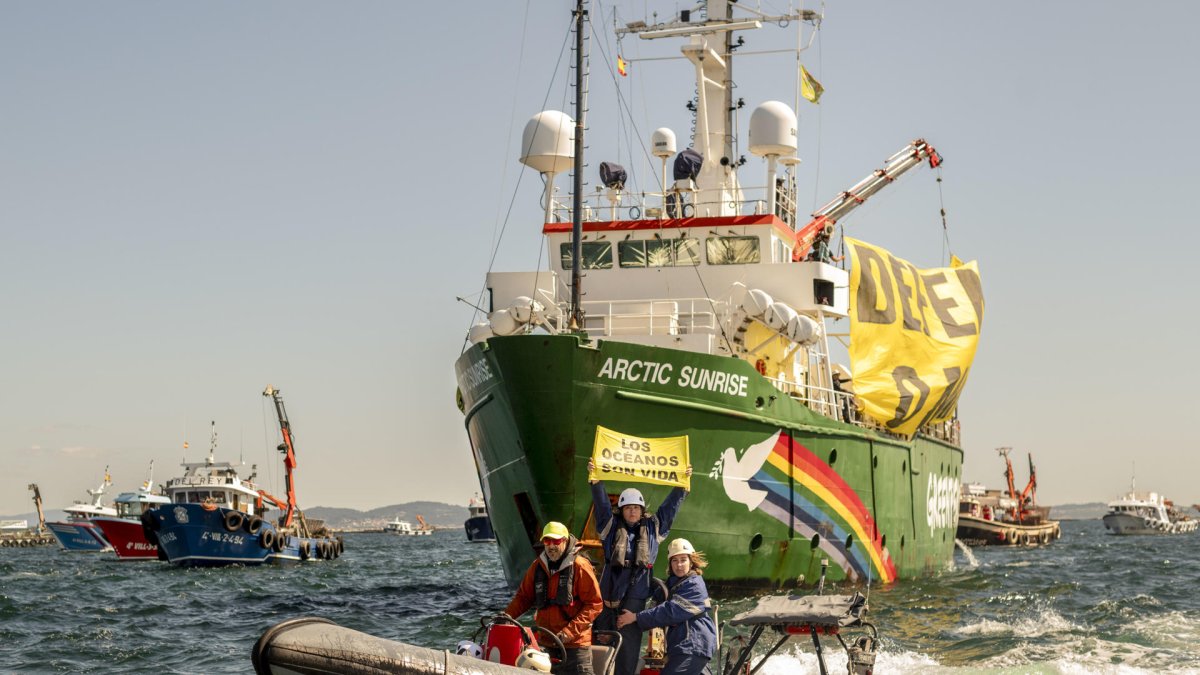 Centenares de pescadores y mariscadores acompañan con sus embarcaciones al Artic Sunrise, de Greenpeace, este miércoles, a su llegada a Vilagarcía de Arousa (Galicia) para oponerse al proyecto de la celulosa Altri, en una manifestación marítima que ha recorrido toda la ría. EFE/ Lavandeira Jr