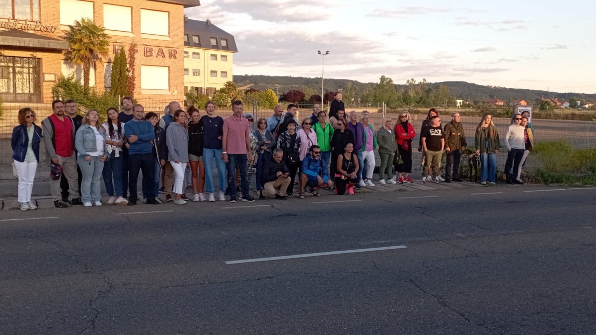 Un grupo de vecinos, esta noche frente al Chalé de Pozo.