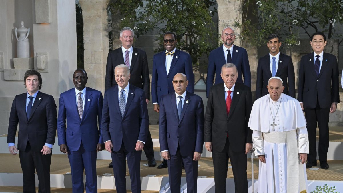 El presidente de Estados Unidos, Joe Biden, en la foto de familia de la Cumbre del G7 en Italia. EFE/EPA/CIRO FUSCO