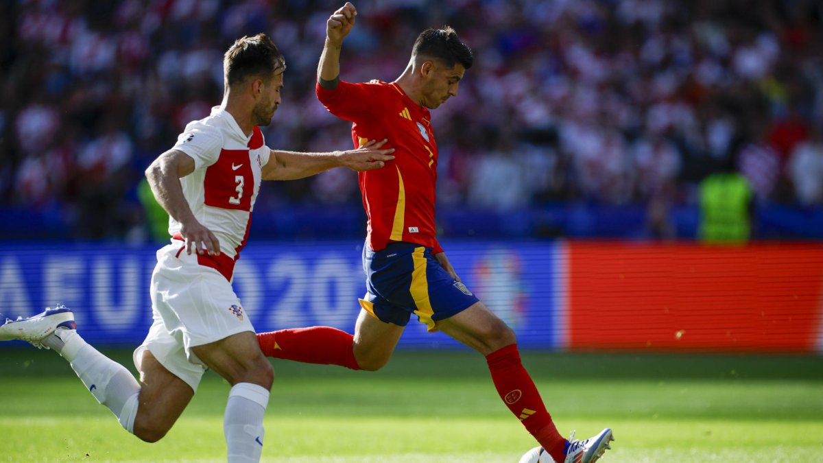 El delantero de la selección española Álvaro Morata celebra tras marcar el 1-0 durante el partido del grupo B de la Eurocopa 2024 entre España y Croacia, este sábado en el Estadio Olímpico de Berlín, Alemania. EFE/Alberto Estévez