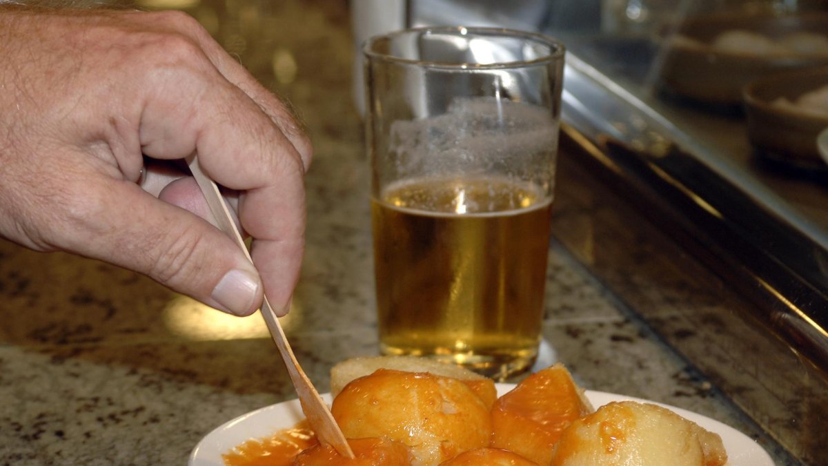 Imagen de archivo de una caña de cerveza y patatas bravas, típica tapa española. EFE/Paco Torrente
