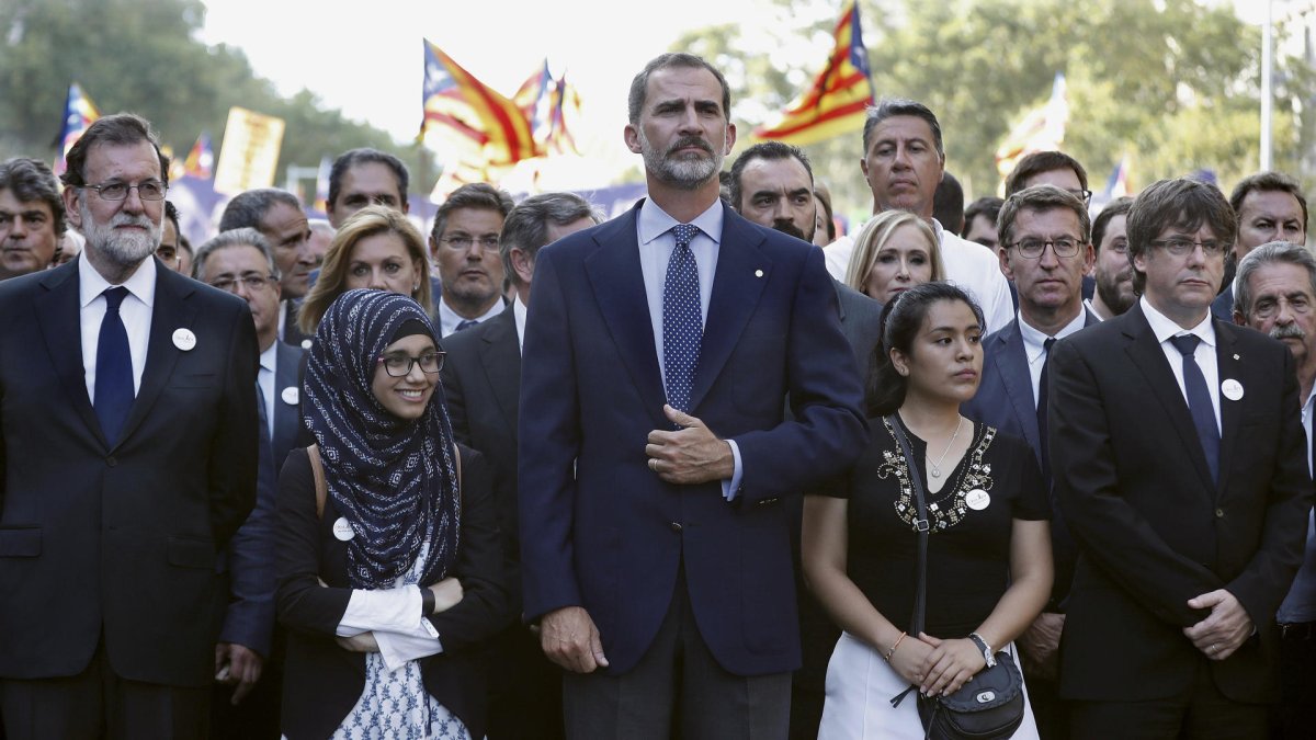 Imagen de archivo (26 de agosto de 2017) de Felipe VI junto a los presidentes del Gobierno, Mariano Rajoy (i), y de la Generalitat, Carles Puigdemont (d), en la cabecera de la manifestación contra los atentados yihadistas en Cataluña que, bajo el eslogan 'No tinc por' (No tengo miedo), recorrió las calles de Barcelona. EFE/Andreu Dalmau