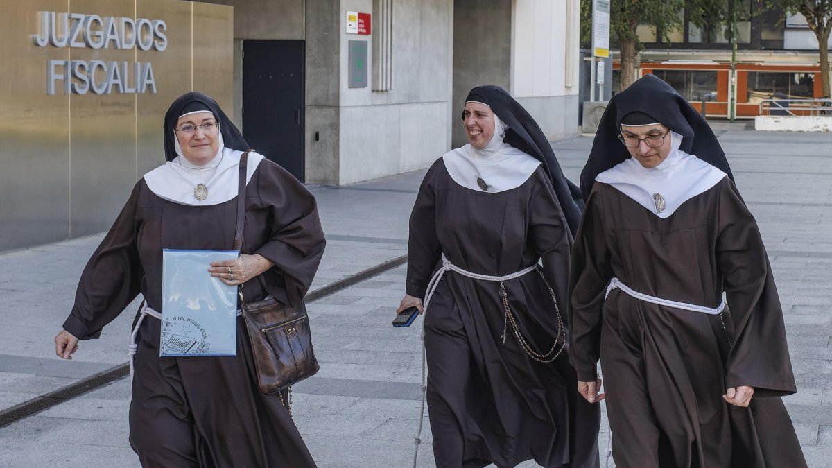 Imagen de archivo de la exabadesa sor Isabel de Trinidad y otras dos monjas del convento de Belorado saliendo de los Juzgados de Burgos el pasado 31 de mayo. EFE/Santi Otero