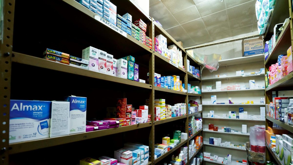 Imagen de archivo de una vista general de medicamentos en una farmacia de Ciudad de México (México). EFE/José Méndez