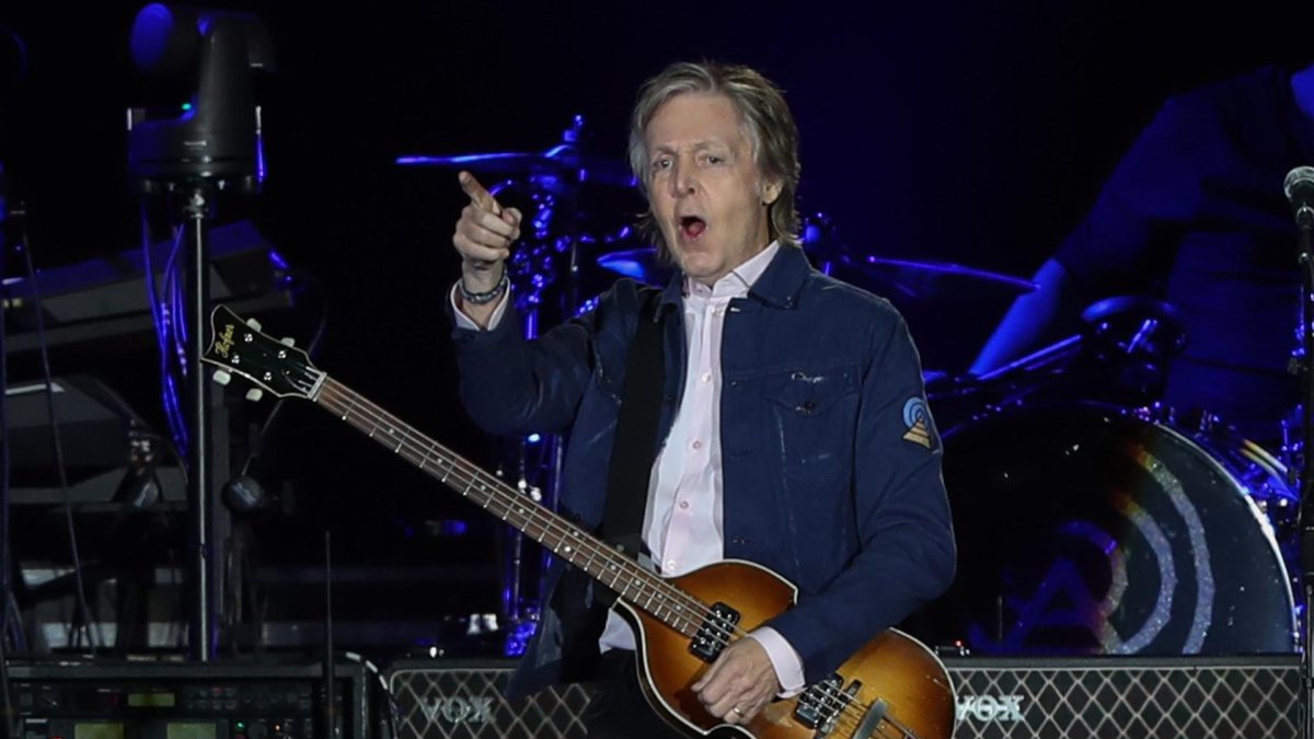 Foto de archivo de 2019 de Paul McCartney durante un concierto en Santiago (Chile). EFE/Alberto Valdés