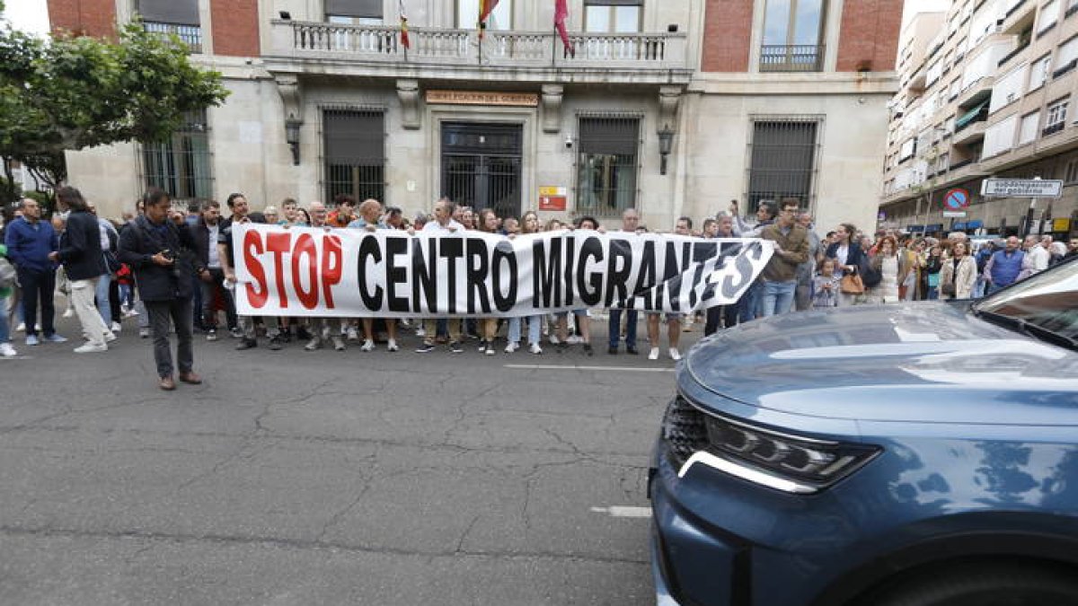 Protesta de los vecinos frente a la Subdelegación del Gobierno en León