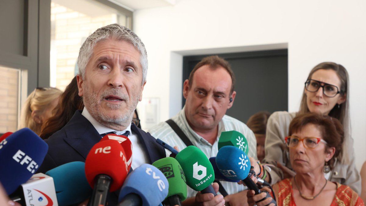 El ministro del Interior, Fernando Grande-Marlaska, este lunes en Algeciras (Cádiz). EFE/A.Carrasco Ragel.