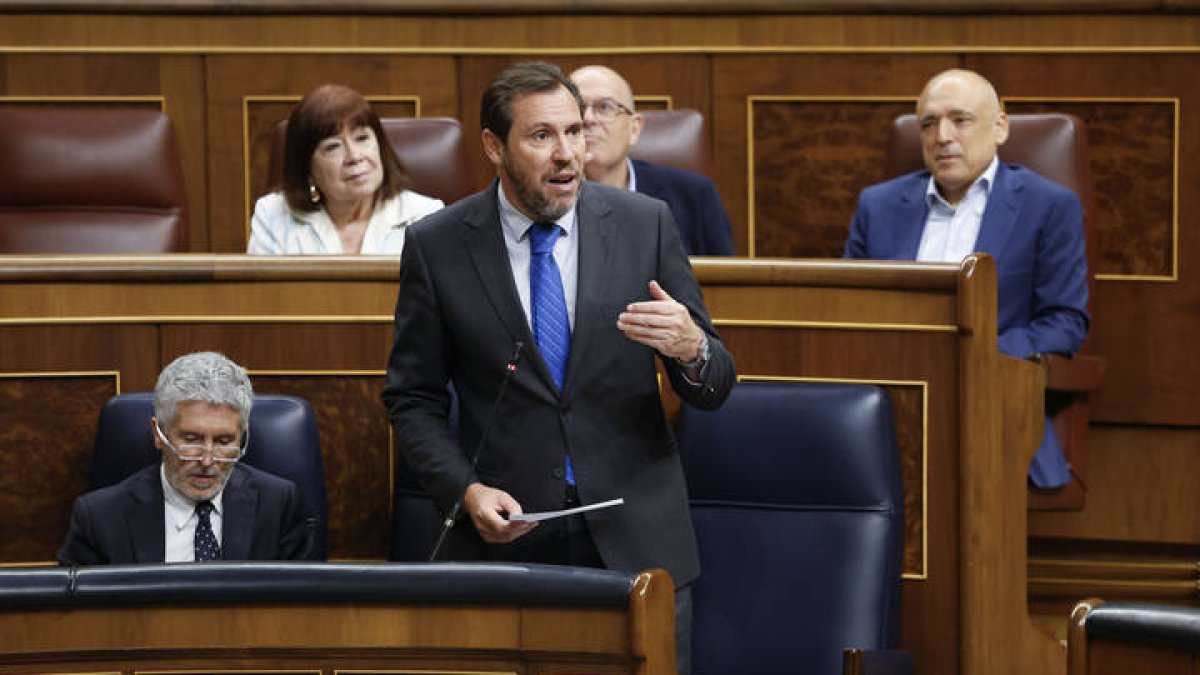 El ministro de  Transportes, Oscar Puente (dcha, delante), intervien en la sesión de control que se celebra este miércoles en el Congreso de los Diputados en Madrid. EFE/ Mariscal