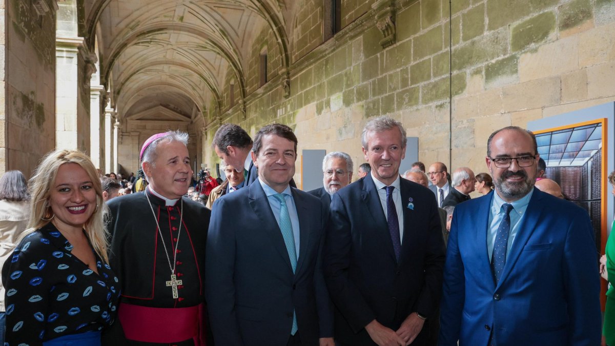 Morala, con los presidentes de Galicia y Castilla y León, en la inauguración de Santiago.