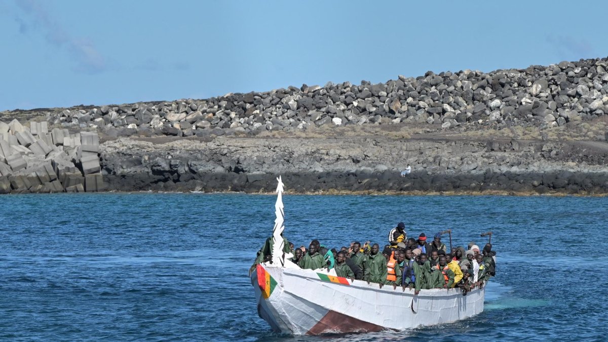 Imagen de un reciente operativo de auxulio de Salvamento Marítimo en el puerto de La Restinga, en El Hierro, a un cayuco. EFE/ Gelmert Finol
