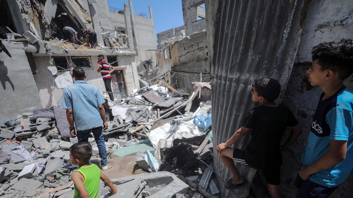 Palestinos buscan a desaparecidos bajo los escombros de una casa destruida tras un ataque aéreo israelí, en el campo de refugiados de Nuseirat, en el centro de Gaza, el 18 de junio de 2024. EFE/EPA/MOHAMMED SABER