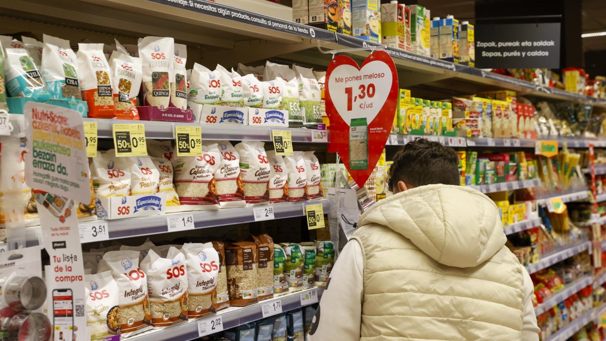 El aumento reiterado de los precios de los alimentos en 2023, de hasta el 10 % en la cesta de la compra, supuso un alza en el presupuesto que los españoles dedican a comer y beber hasta los 2.732 euros por persona, un 5,8 % más que el año anterior, según el informe de consumo alimentario presentado este viernes por el ministro de Agricultura, Pesca y Alimentación, Luis Planas. EFE/Luis Tejido
