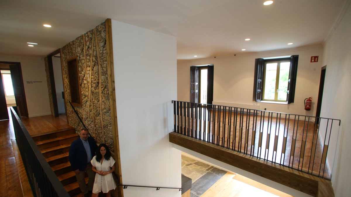 El alcalde de Camponaraya, Eduardo Morán, y la arquitecta Itziar Quirós, en las escaleras interiores de la Casa Ucieda-Osorio.