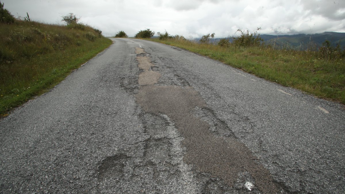 Estado que presenta la carretera del Morredero entre Salas de los Barrios y San Cristóbal de Valdueza.