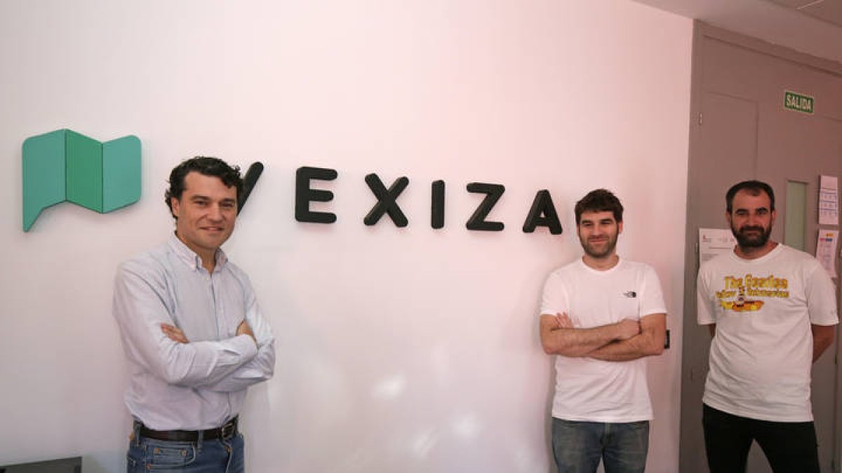 Alberto Cerrillo, ceo de la empresa, junto a Javier Oliver y Guillermo Marqués, miembros de Vexiza en su sede en León.