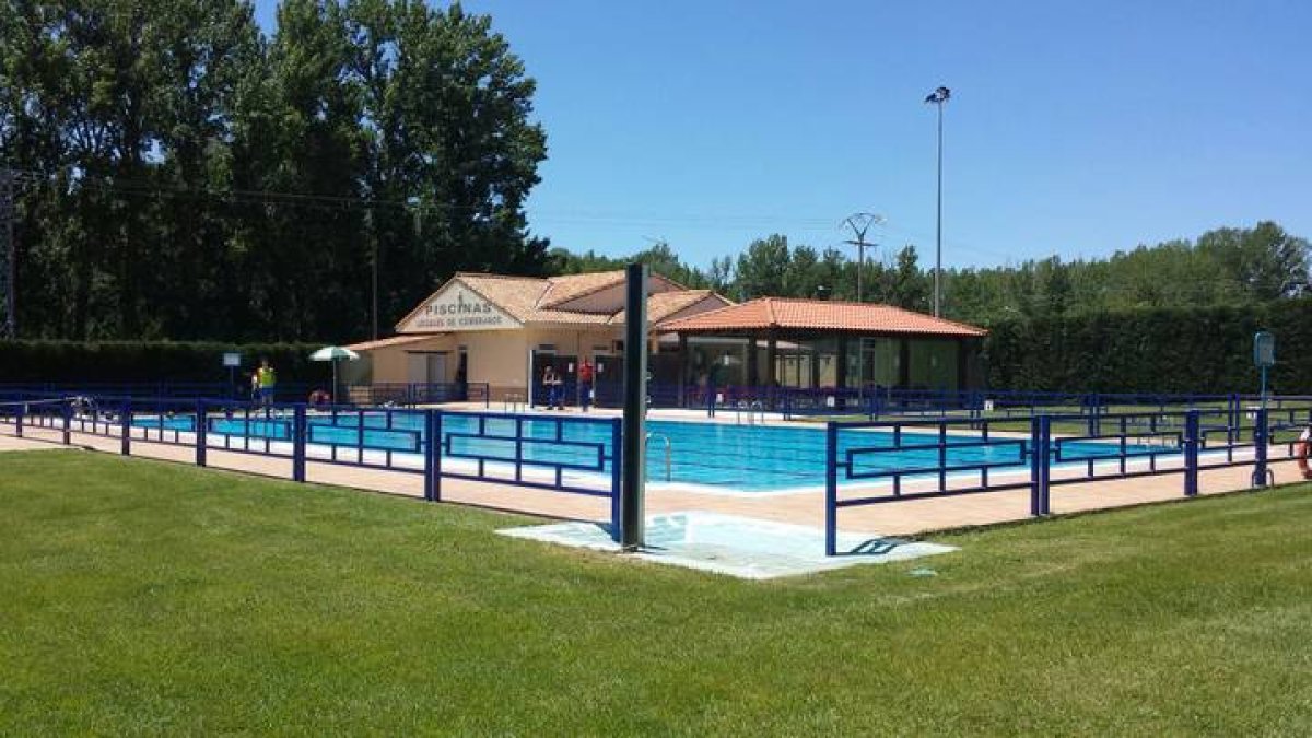 Las piscinas municipales del Ayuntamiento de Chozas de Abajo están en la localidad de Cembranos.