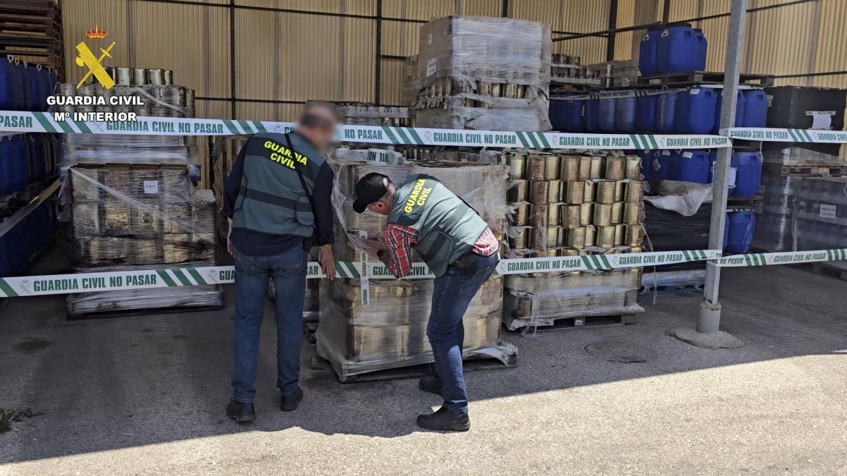 La Guardia Civil de Valencia ha inmovilizado 80 toneladas de aceitunas y encurtidos y ha detenido al gerente de la empresa en que se producían por un delito contra la salud pública y otro relativo al mercado y a los consumidores, ya que usaban productos no aptos para el consumo humano. EFE/GUARDIA CIVIL/SOLO USO EDITORIAL/SOLO DISPONIBLE PARA ILUSTRAR LA NOTICIA QUE ACOMPAÑA (CRÉDITO OBLIGATORIO)