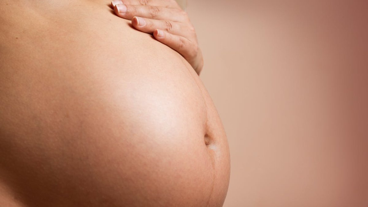 Imagen del vientre de una mujer embarazada.