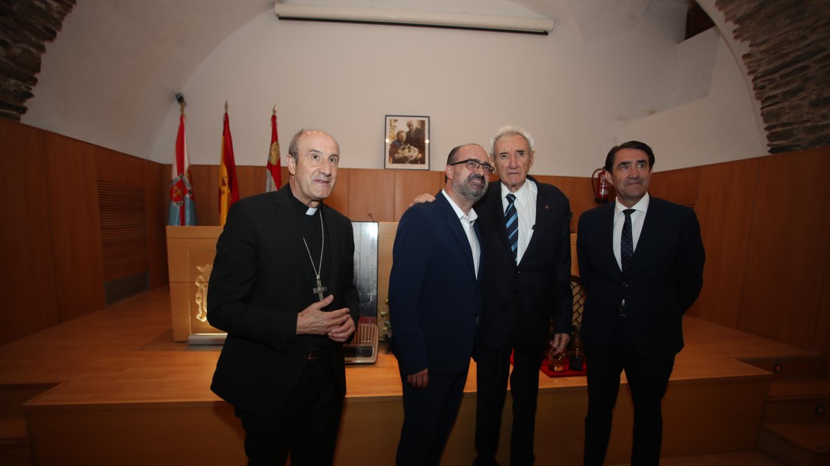 Luis del Olmo, con el alcalde, el obispo de Astorga y el consejero Quiñones.