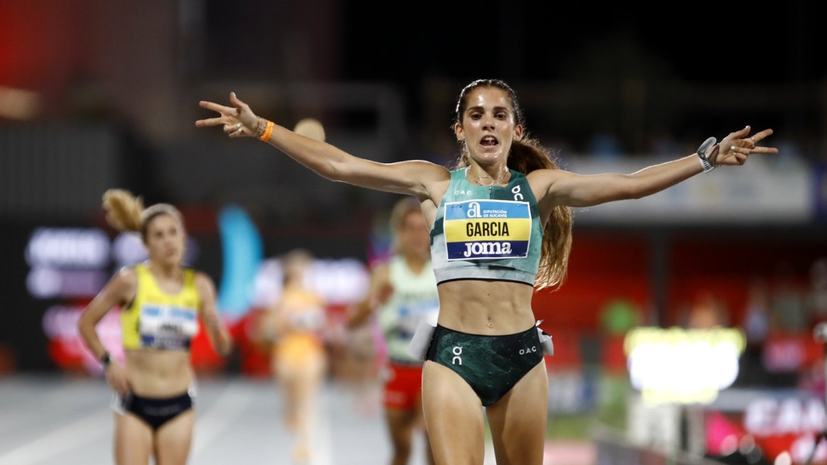 Marta García levanta los brazos como vencedora en la prueba de los 5.000 metros del Nacional.