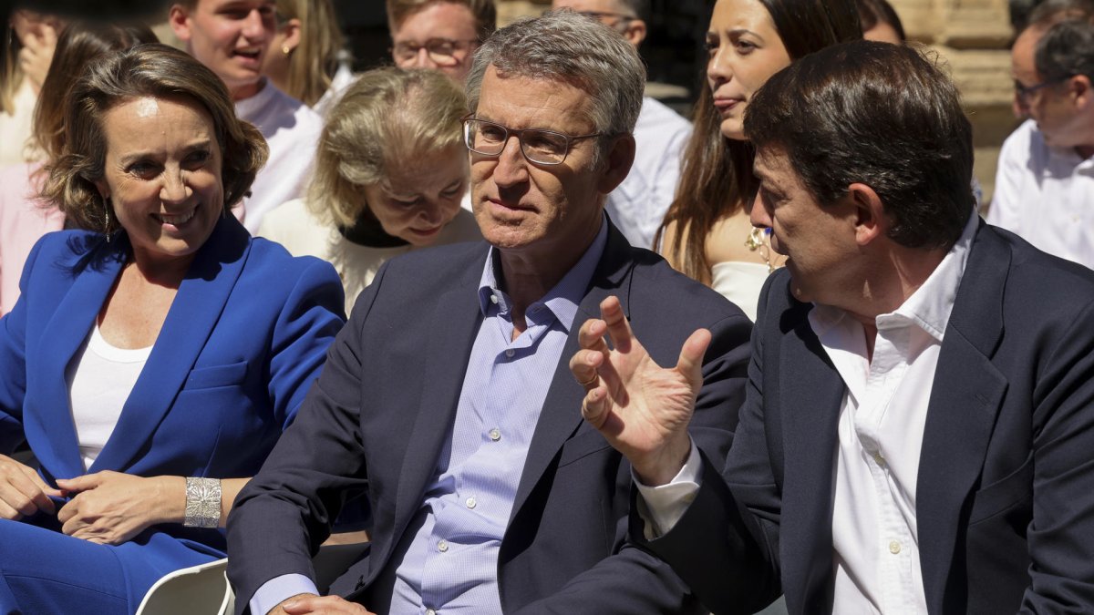 El presidente del PP, Alberto Núñez Feijóo (c), la secretaria general, Cuca Gamarra y el presidente de Castilla y León, Alfonso Fernández Mañueco, en el acto de clausura de 