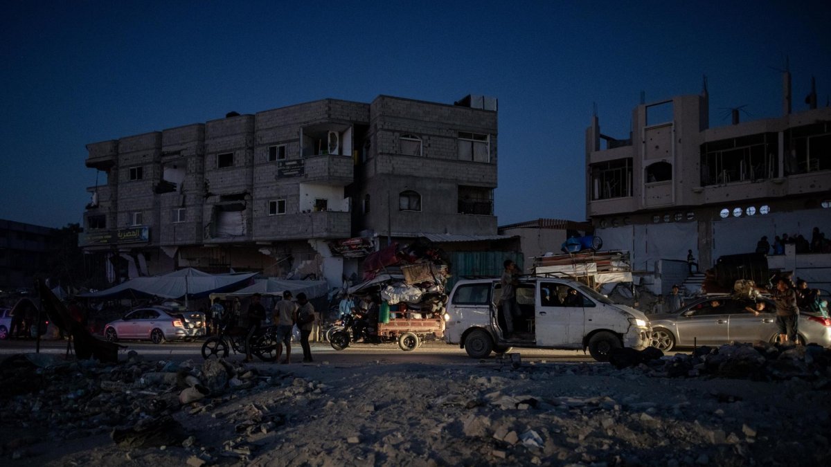 Palestinos huyen por la noche tras una orden de evacuación emitida por el ejército israelí para abandonar los barrios orientales de Jan Yunis, en el sur de la Franja de Gaza, el 1 de julio de 2024. EFE/EPA/HAITHAM IMAD