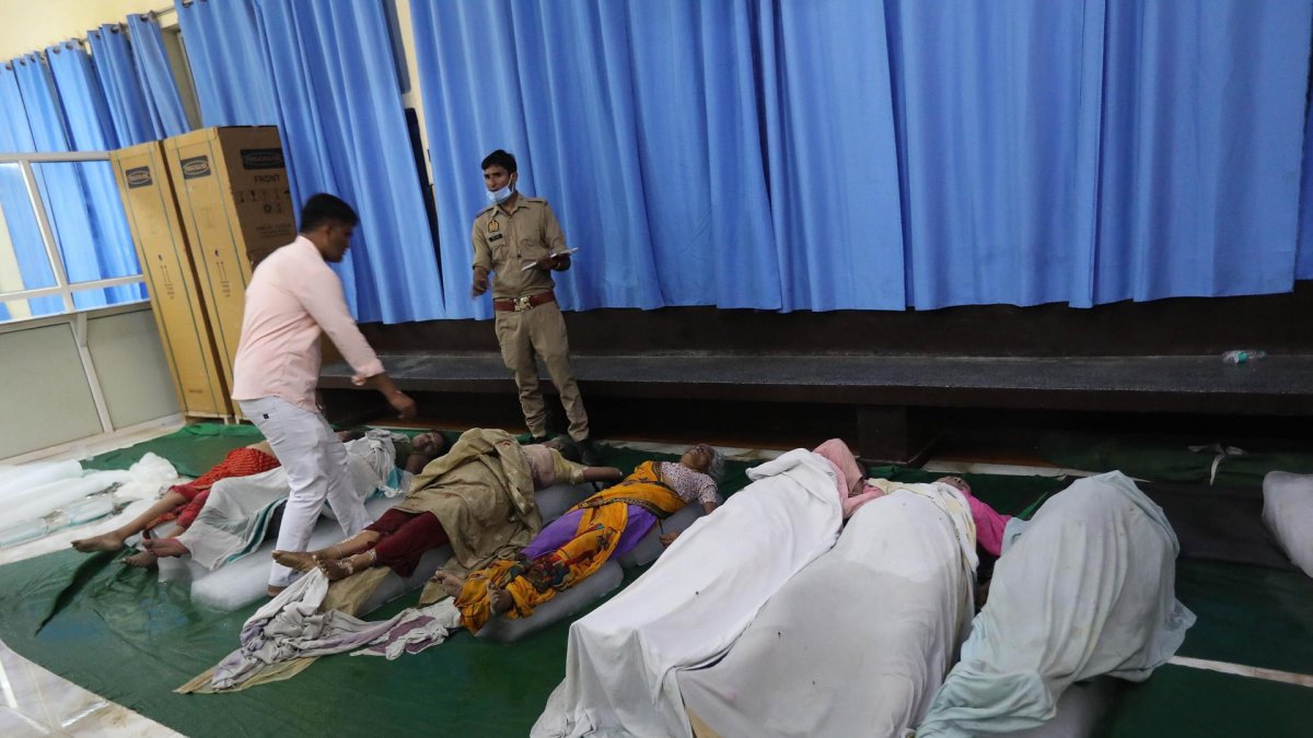 Los cuerpos de víctimas de la estampida esperan su identificación en un hospital de Hathras, Uttar Pradesh, India, el 3 de julio de 2024. EFE/EPA/HARISH TYAGI