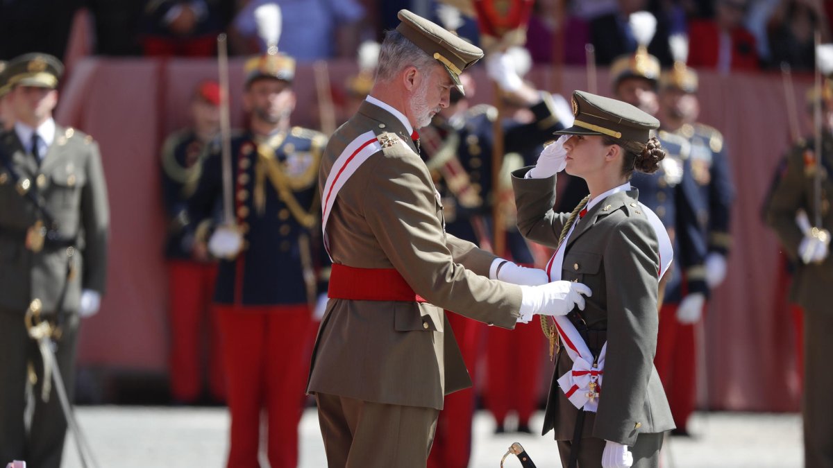 Felipe VI impone la banda a la princesa de Asturias, su hija Leonor, durante la ceremonia en la que le entregó su despacho de alférez tras un año en Zaragoza, este miércoles. EFE/ Javier Cebollada