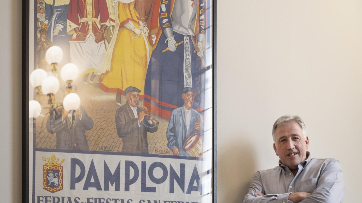 El alcalde de Pamplona, Joseba Asiron, durante la entrevista concedida a EFE en la que, en vísperas del inicio de los Sanfermines, un modelo festivo que 