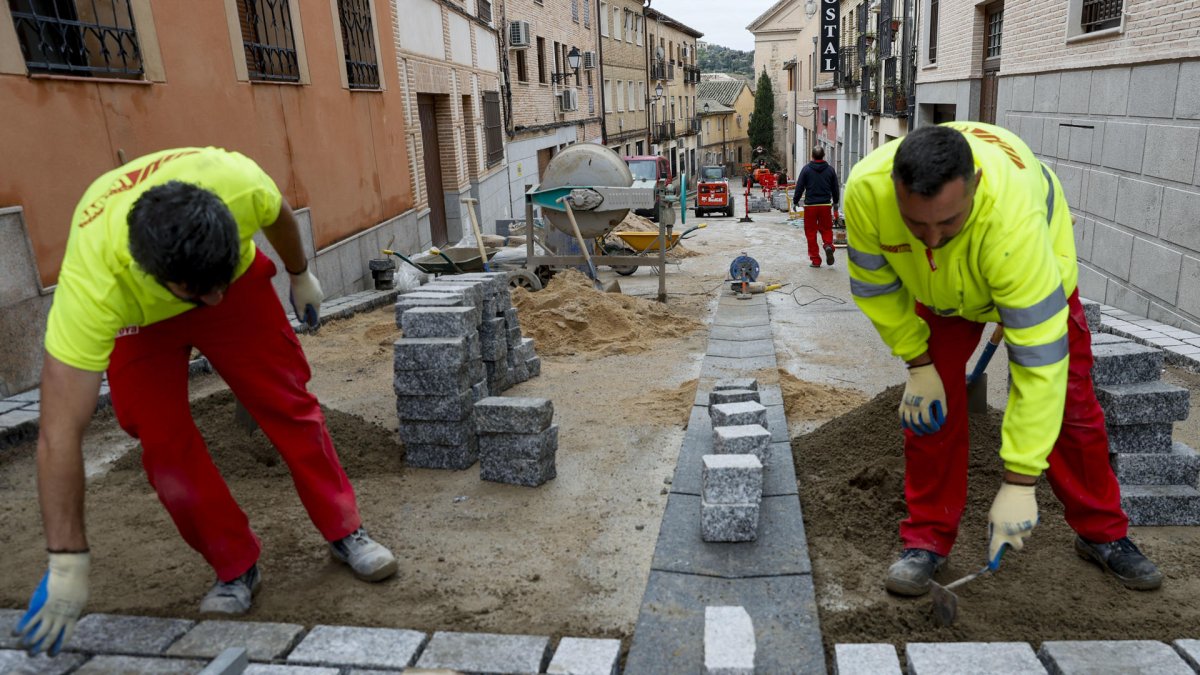 Imagen de archivo de unos operarios trabajando en una calle de Toledo. EFE/ Ismael Herrero