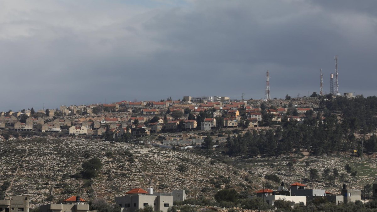Foto de archivo del asentamiento judío de Elon Moreh desde la localidad palestina de Der Al Hatab, cerca de la ciudad cisjordana de Nablus. EFE/ Alaa Badarneh