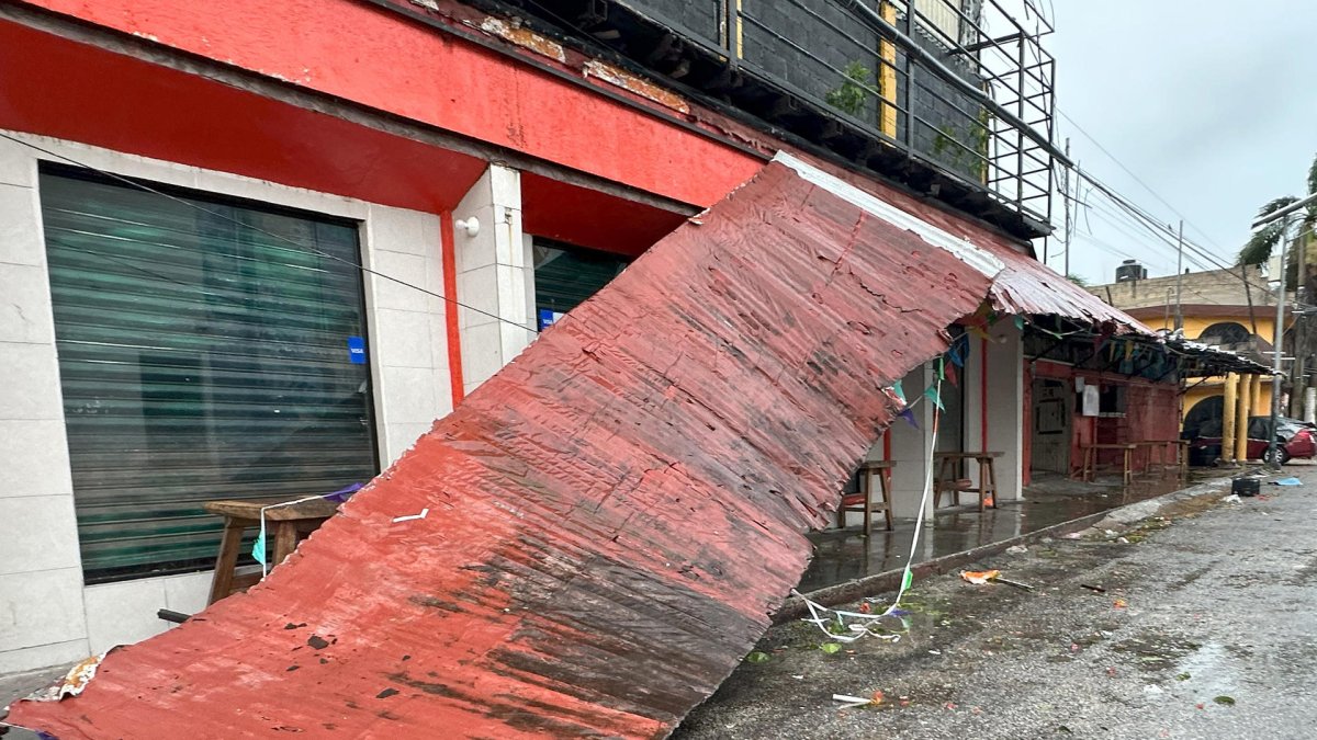 Fotografía que muestra los daños causados tras el paso del huracán Berly, este viernes, en el municipio de Tulum, en Quintana Roo (México).  EFE/ Alonso Cupul