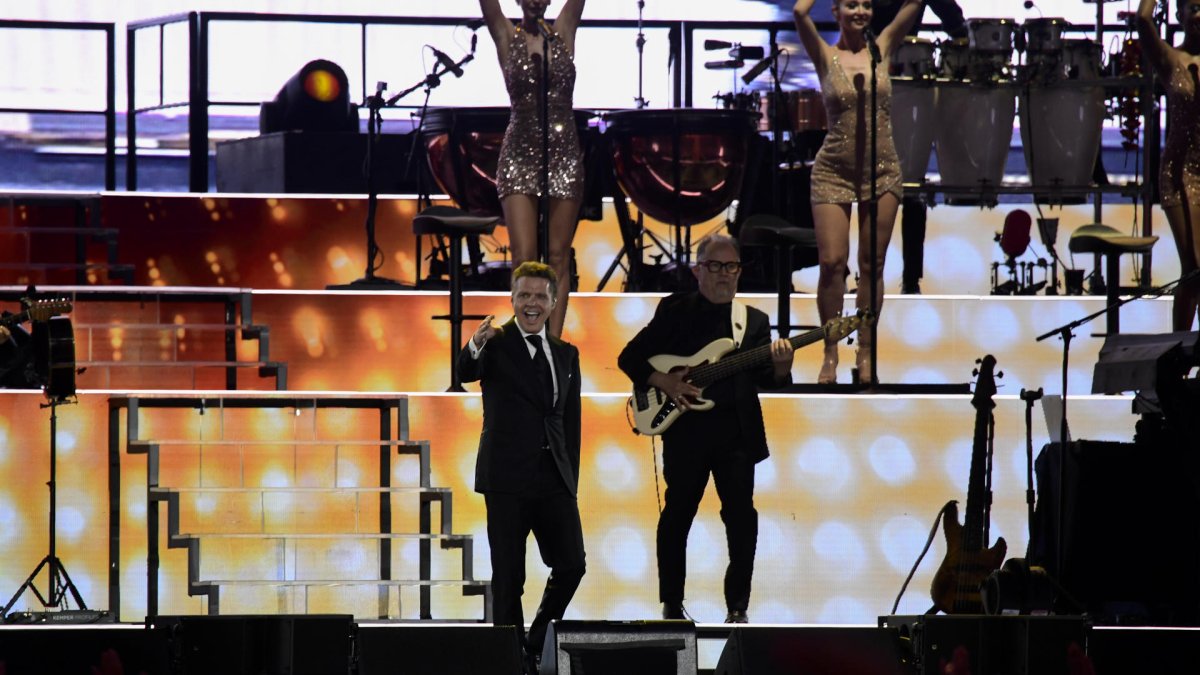 El cantante mexicano Luis Miguel durante el concierto que ofrece este sábado en Madrid. EFE/ Victor Lerena