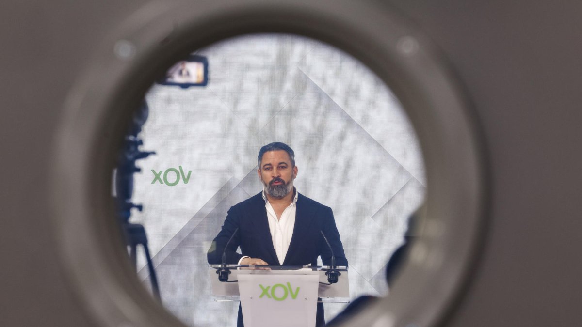 El líder de Vox, Santiago Abascal, en rueda de prensa este lunes en la sede del partido. EFE/ Javier Lizón
