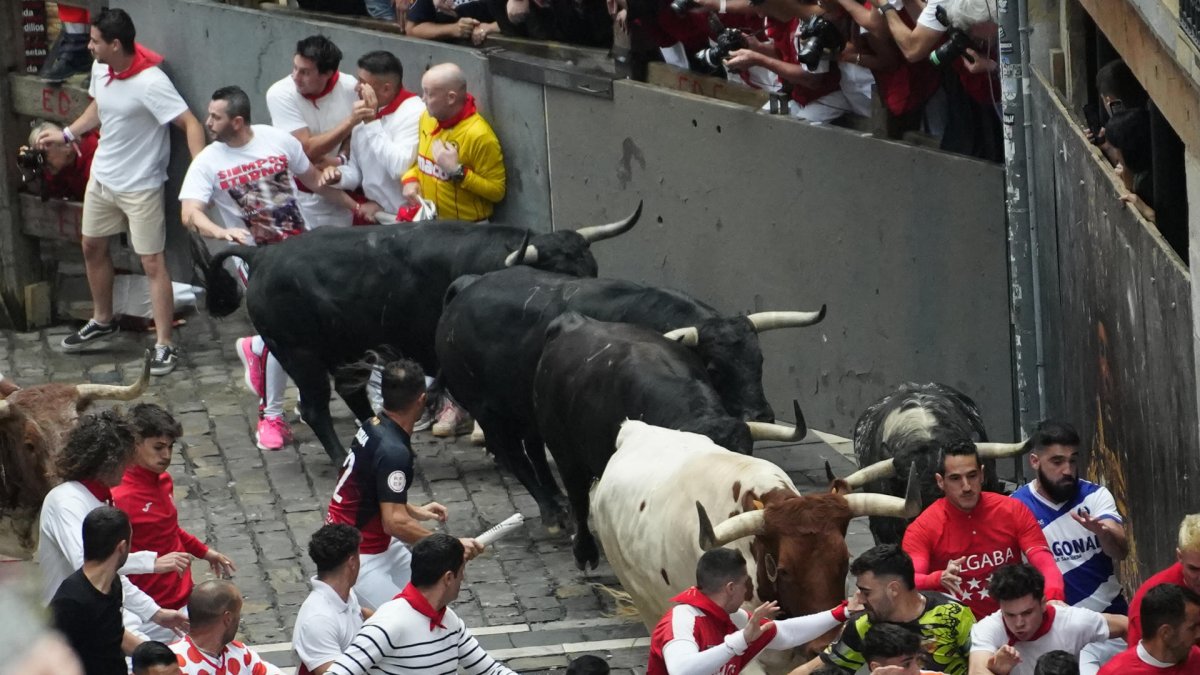 Mozos son perseguidos por toros de Victoriano del Río en el tercer encierro de los Sanfermines este martes, en Pamplona. EFE/Ainhoa Tejerina