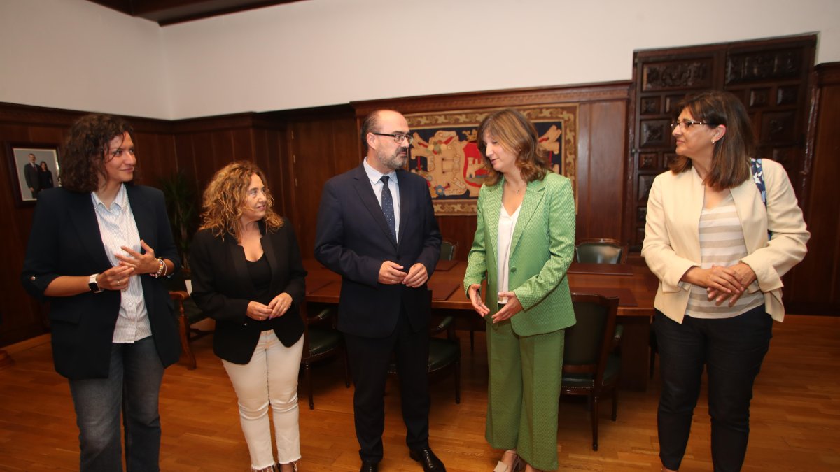 Primera visita institucional de la nueva rectora de la ULE al Ayuntamiento de Ponferrada.