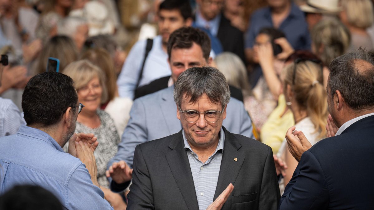 Imagen de archivo del ex presidente de la Generalitat Carles Puigdemont durante un acto de campaña de JxCat en Colliure (Francia). EFE/ David Borrat