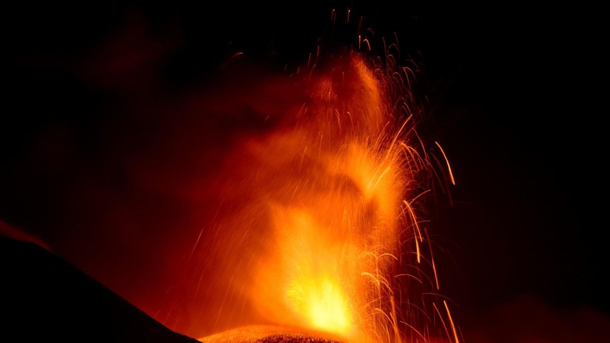 Erupción del volcán Etna vista desde cerca de Fornazzo, isla de Sicilia, Italia. EFE/ORIETTA SCARDINO