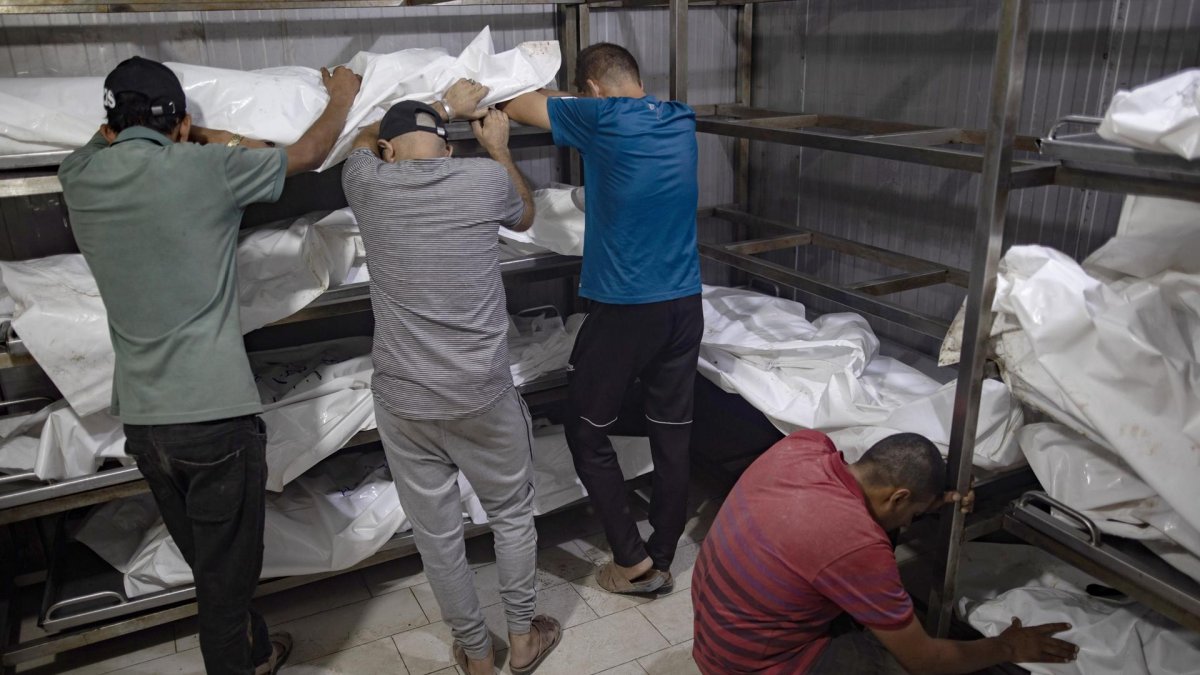 Palestinos lloran la muerte de allegados en la morgue del hospital de Jan Yunis, este 9 de julio. EFE/EPA/HAITHAM IMAD