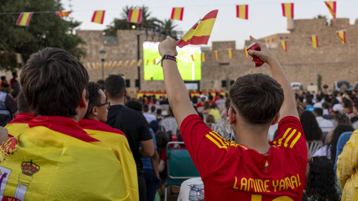 MELILLA, 09/07/2024.- Cientos de melillenses han celebrado de manera eufórica este martes el pase de España a la final de la Eurocopa 2024 tras vencer por 2-1 a la selección francesa. EFE/Giner