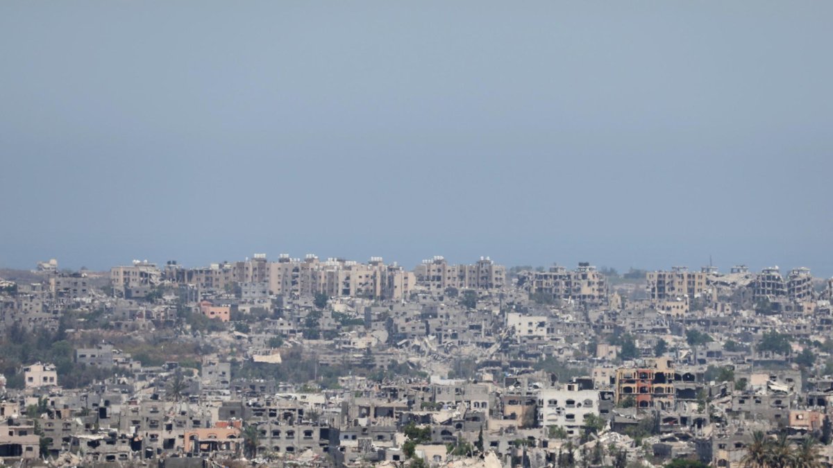 Edificios destruidos dentro de Gaza vistos desde el lado israelí de la frontera con la Franja de Gaza, sur de Israel, 11 de julio de 2024. Más de 37.000 palestinos y más de 1.400 israelíes han muerto, según el Ministerio de Salud palestino y las Fuerzas de Defensa de Israel (FDI), desde que militantes de Hamás lanzaron un ataque contra Israel desde la Franja de Gaza el 7 de octubre de 2023 y las operaciones israelíes en Gaza. y Cisjordania, que le siguió. EFE/EPA/ABIR SULTAN