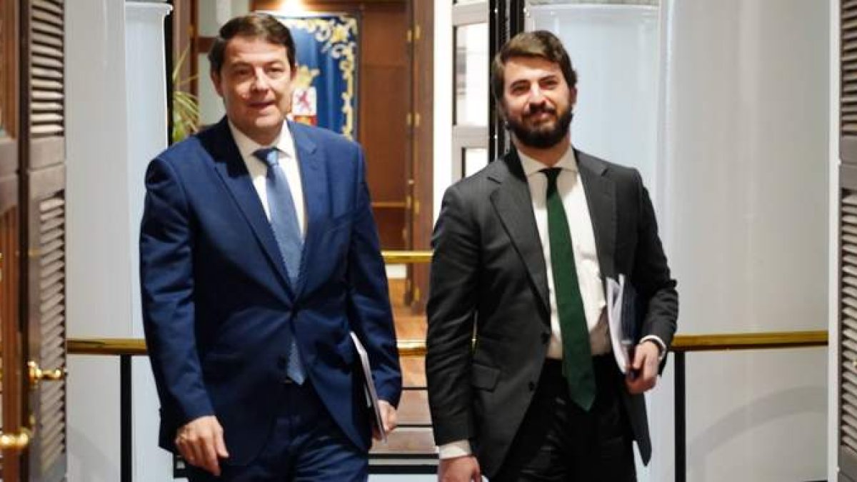 Mañueco y Gallardo se dirigen al Consejo de Gobierno ayer, antes de la ruptura del pacto, una imagen que no se va a repetir.