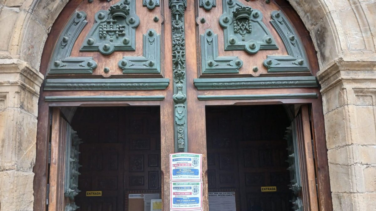 Carteles en varios idiomas en la puerta de La Encina.